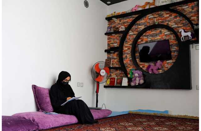 الرسم علاج لأفغانيات تدهورت صحتهن النفسية بعد منعهن من التعليم والعمل