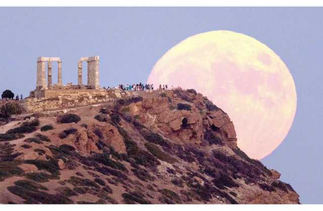 القمر العملاق كما بدا في سماء العاصمة اليونانية