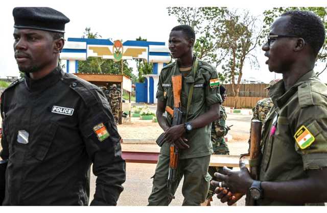 النظام العسكري في النيجر يتمسّك بقرار طرد السفير الفرنسي ويأمر بتنفيذه