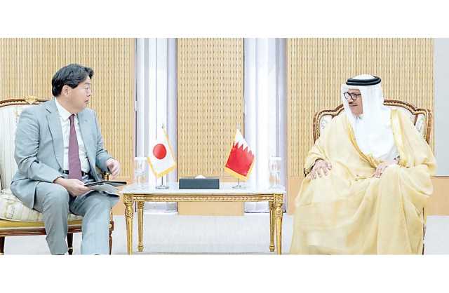 وزير الخارجية ونظيره الياباني يبحثان تعزيز التعاون الثنائي