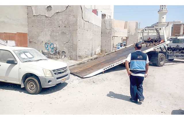 بلدية المحرق تكثّف جهودها في رصد مركبات السكراب وإزالتها