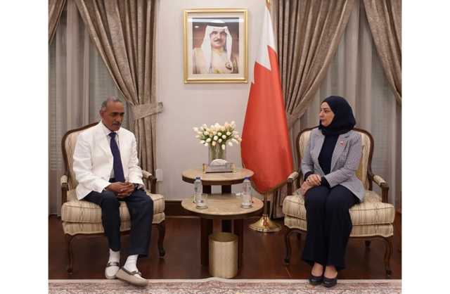 سفيرة البحرين في القاهرة تلتقي رئيس الاتحاد العربي للكرة الطائرة