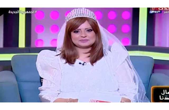 «أريد عريساً».. مذيعة مصرية تظهر بفستان زفاف على الهواء