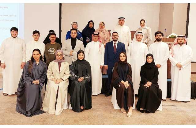 سفير مملكة البحرين لدى سلطنة عُمان يلتقي عددًا من الطلبة البحرينيين في مسقط