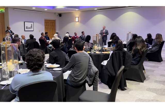 سفير مملكة البحرين لدى المملكة المتحدة يقيم مأدبة عشاء لمجموعة من الطلبة البحرينيين الدارسين في جامعات مانشستر والمدن المحيطة بها