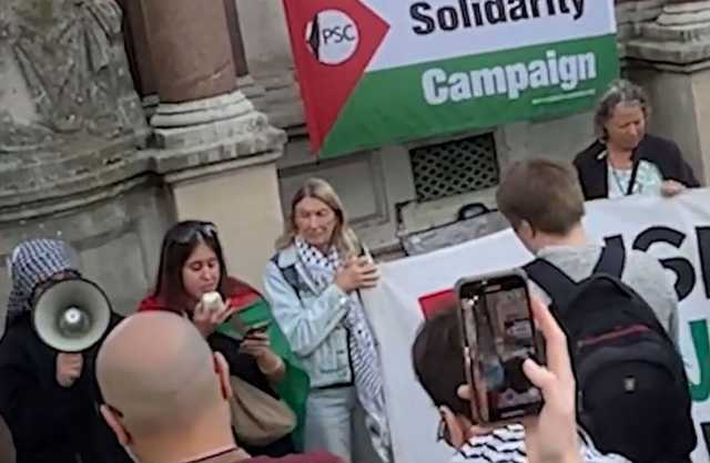اعتقال شابة بريطانية للاشتباه بإلقائها كلمة داعمة لحماس خلال تظاهرة