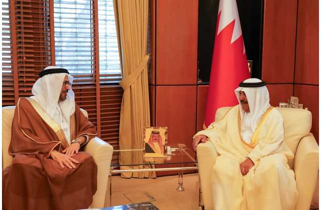 وزير الديوان الملكي يستقبل نائب رئيس مجلس أمناء مركز الإمارات للدراسات والبحوث الاستراتيجية