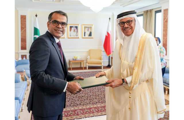 وزير الخارجية يتسلم نسخة من أوراق اعتماد سفير جمهورية باكستان الإسلامية المعين لدى مملكة البحرين