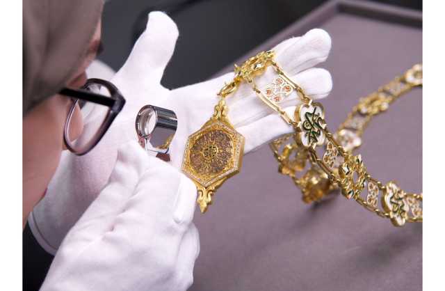 «دانات» يقدم مجموعة فريدة من مقتنيات الأسرة الملكية المصرية بجناحه في معرض الجواهر العربية  