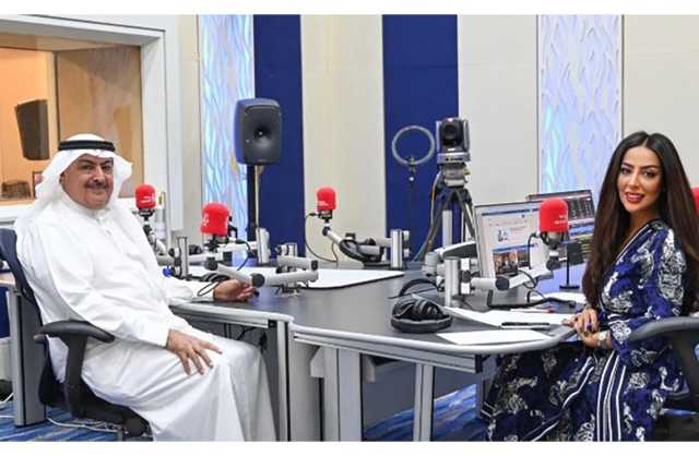 الفنان راشد بن خليفة يزور استوديوهات إذاعة البحرين ويحل ضيفاً على برنامج ستار كافيه