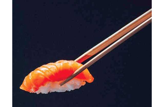 مطعم ياباني يصنع أصغر سوشي حول العالم