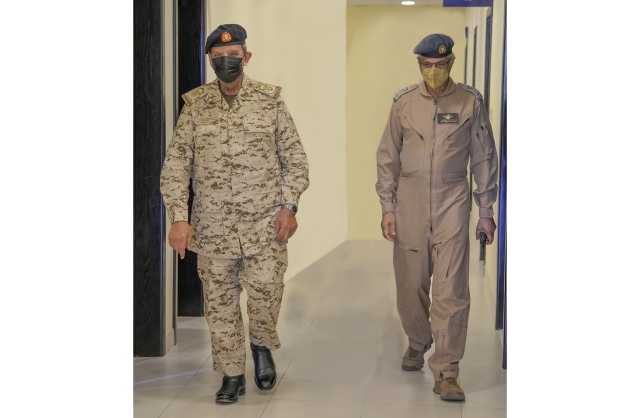 القائد العام لقوة دفاع البحرين يتفقد إحدى أسلحة ووحدات قوة دفاع البحرين