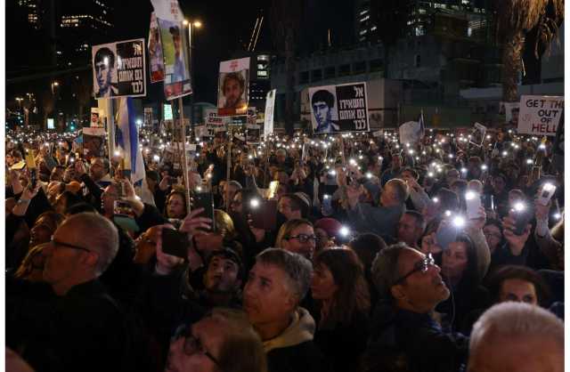من أمام منزله.. الآلاف يطالبون بإقالة نتنياهو