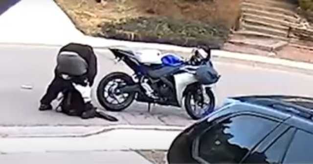 ضبط عصابة تسرق الدراجات النارية بأسلوب توصيل الأسلاك