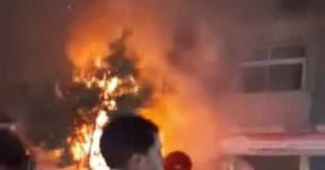 الحماية المدنية تتمكن من السيطرة على حريق بمحل في منطقة إمبابة.. صور