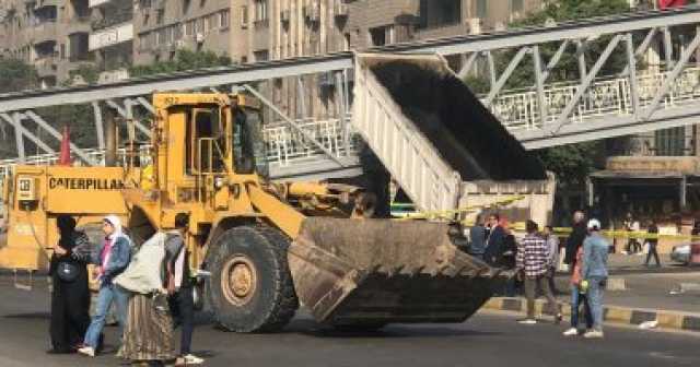 شاهد سيارة النقل المتسببة فى سقوط كوبرى مشاة شارع أحمد عرابى.. صور