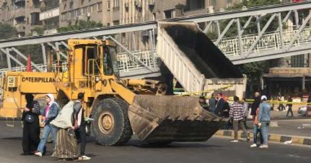 تفاصيل حادث كوبرى مشاة شارع أحمد عرابى.. اصطدمت به سيارة نقل.. صور