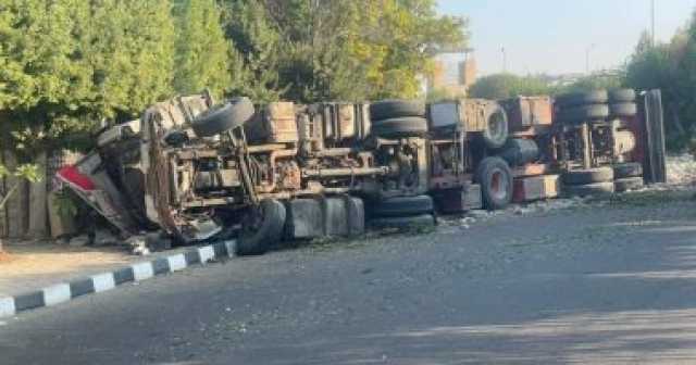 إصابة سائق فى حادث اصطدام سيارة نقل ثقيل بسور فيلا بمنطقة التجمع