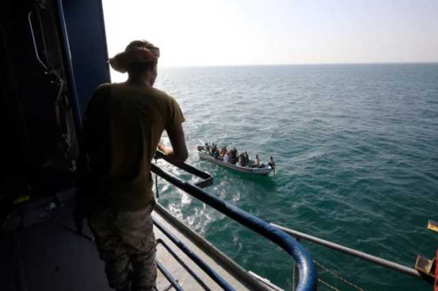 شركة أمن بحري تقول إن مسلحين على زورق سريع اقتربوا من سفينتين في باب المندب