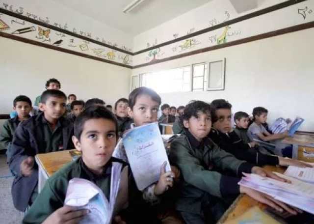 مليشيا الحوثي تُجبر الطلاب على شراء المناهج الدراسية وترفض توفيرها في المدارس
