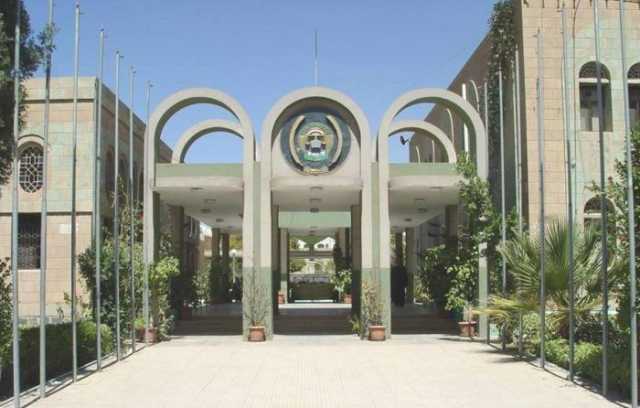 العشرات من خريجي كلية الشريعة والقانون ينفذون وقفة أمام المعهد العالي للقضاء بصنعاء رفضاً لقرار حوثي تعسفي