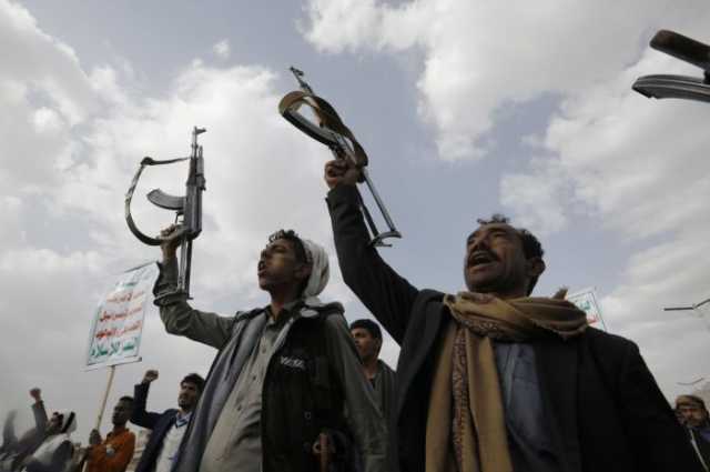 مليشيا الحوثي تواصل إزاحة الكوادر الوطنية وإحلال عناصر موالية لها بكافة القطاعات