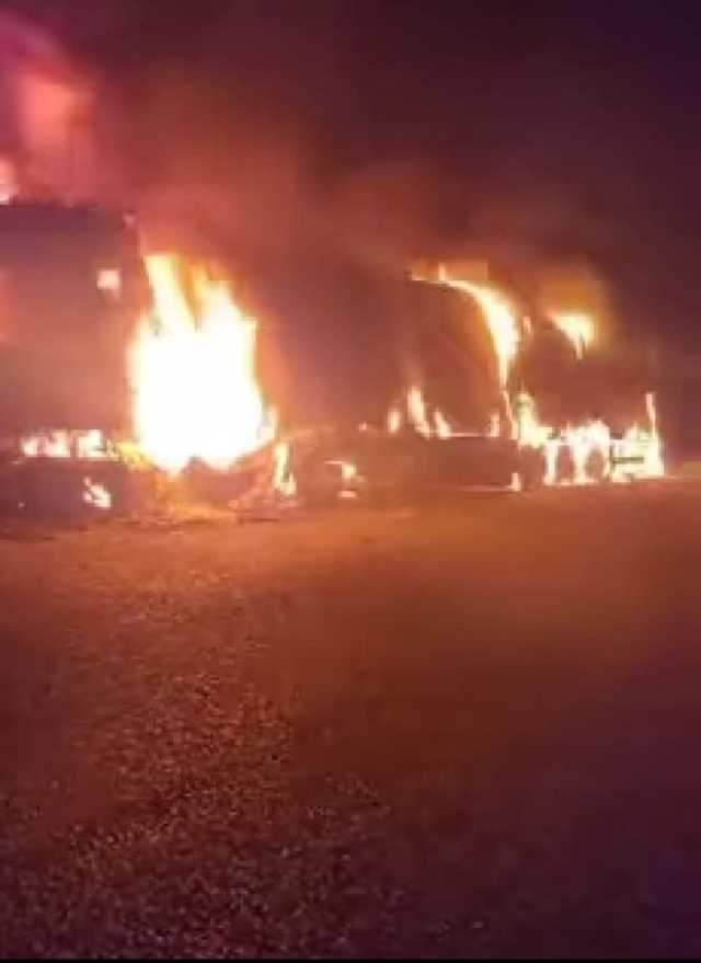 حريق هائل يلتهم شاحنة نقل شرقي صنعاء