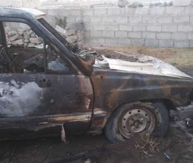 وسط صرخات النساء.. مشرفون حوثيون وعصابة أراضٍ يضرمون النيران في منزل وسيارة مواطن شمالي صنعاء (فيديو)