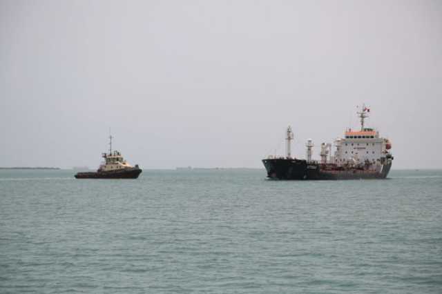 تعرض سفينة تجارية لهجوم صاروخي قبالة الحديدة في البحر الأحمر