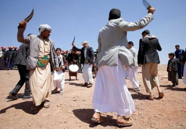 قيادي حوثي يلزم مُلاك قاعات المناسبات في عمران بمنع الفنانين والمنشدين من إحياء الأعراس