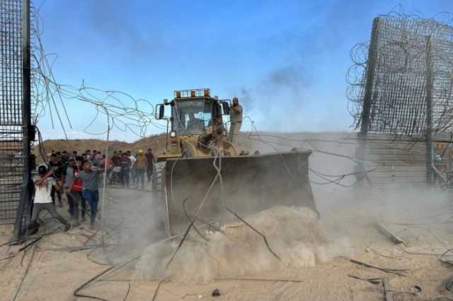 إعلام فلسطيني: شهداء وجرحى جراء قصف إسرائيلي لخيام نازحين في مستشفى شهداء الأقصى بدير البلح وسط قطاع غزة