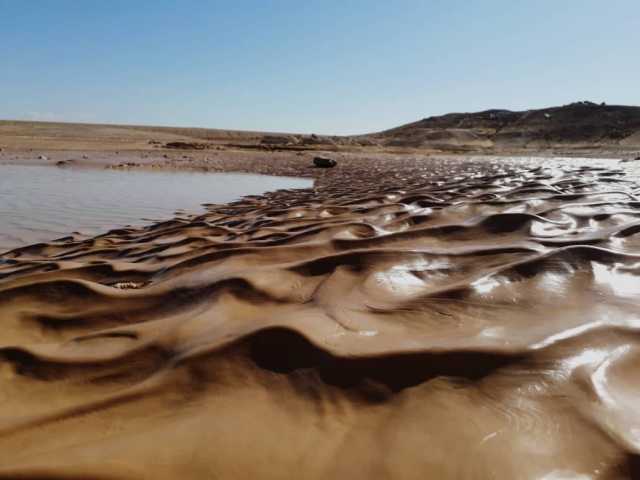 الجغبوب تشكو.. مدارس مكتظّة وطرق متهالكة