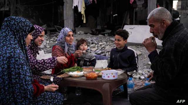 وابل من القصف الإسرائيلي والجوع في اليوم الأول من رمضان في قطاع غزة