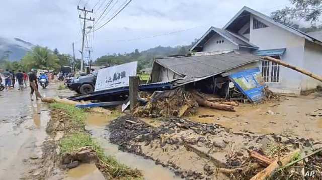 فيضانات وانهيارات أرضية تخلف قتلى في إندونيسيا.. وفيديوهات توثق حجم الكارثة