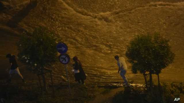 فيديوهات من إسطنبول.. وفاة شخصين جراء فيضانات عارمة تجتاح المدينة
