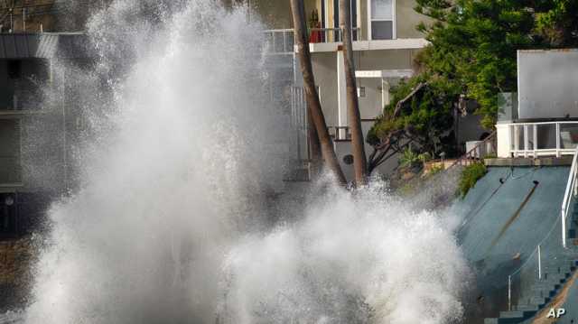 لا تدر ظهرك أبدا للماء.. فيديو أمواج هائلة تضرب شواطئ في كاليفورنيا