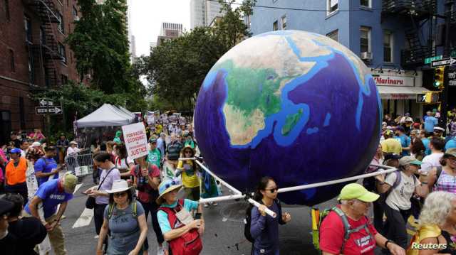 أسبوع المناخ.. آلاف المحتجين في نيويورك وطلاء يغطي أشهر معالم برلين