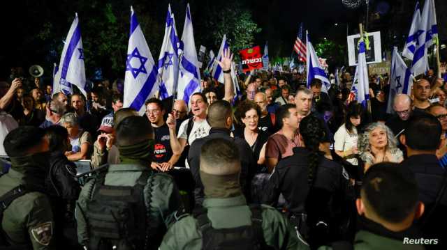 السجن الآن.. محتجون غاضبون يحتشدون أمام منزل نتانياهو 