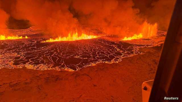 درون توثق لقطات مذهلة لحمم بركانية في آيسلندا