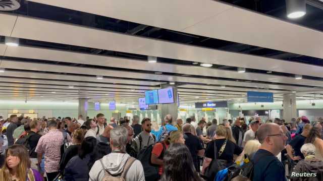 مشكلة تقنية في المطارات البريطانية تتسبب في طوابير كبيرة