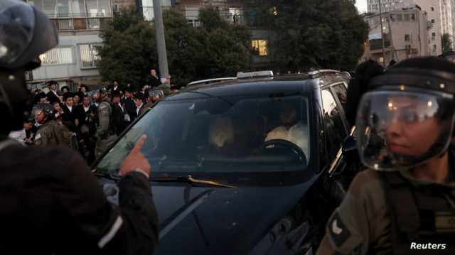 إسرائيل.. متظاهرون متشددون يهاجمون سيارة وزير
