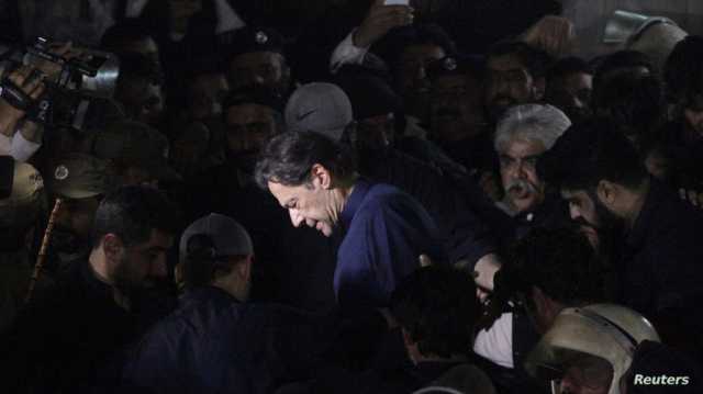 من شعبية جارفة إلى السجن.. مستقبل عمران خان السياسي على المحك في باكستان