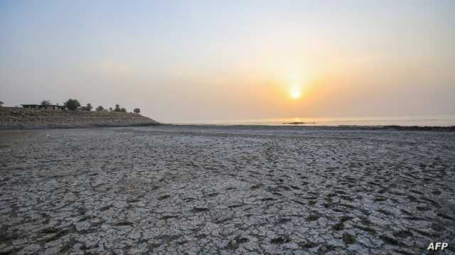من وجهة سياحية إلى بركة راكدة.. الجفاف يضرب بحيرة عراقية