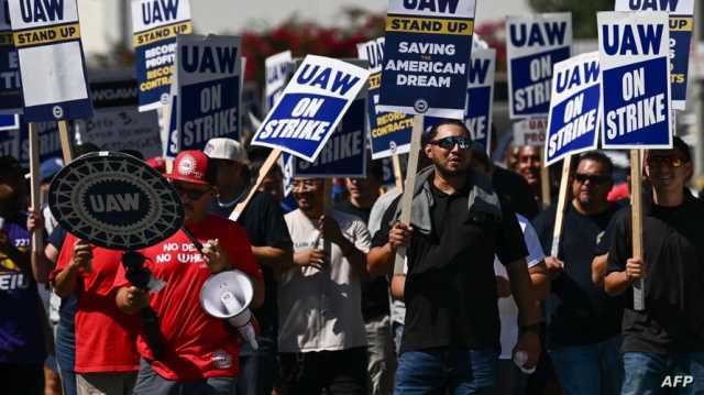 أميركا.. انضمام الآلاف من اتحاد عمال السيارات إلى الإضراب