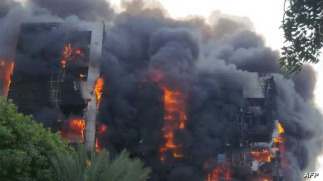 دخان كثيف يغطي السماء.. فيديو لاشتعال النيران بأبرز معالم العاصمة السودانية