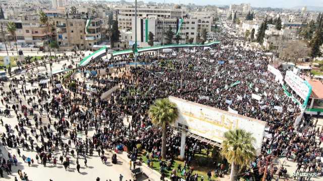 بالتوازي مع انتفاضة السويداء.. تظاهرة بريف إدلب ضد النظام تحت عنوان ثورة وطنية لا طائفية