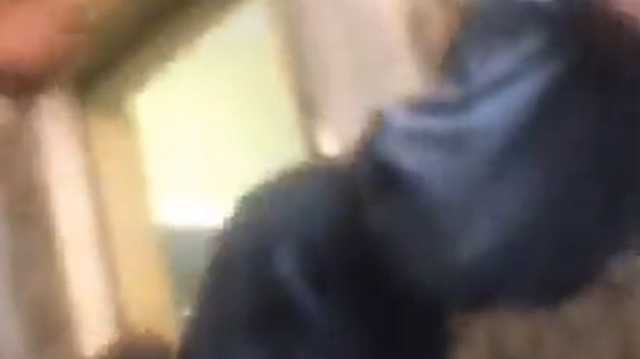 معلم هندي يضرب طالبا مسلما بطريقة بشعة.. والشرطة تتحرك بعد الفيديو