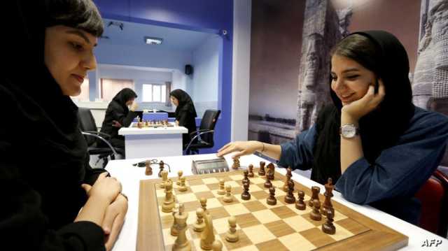 إيرانيتان في المنفى.. قصة لقاء لاعبتين على جانبي رقعة الشطرنج