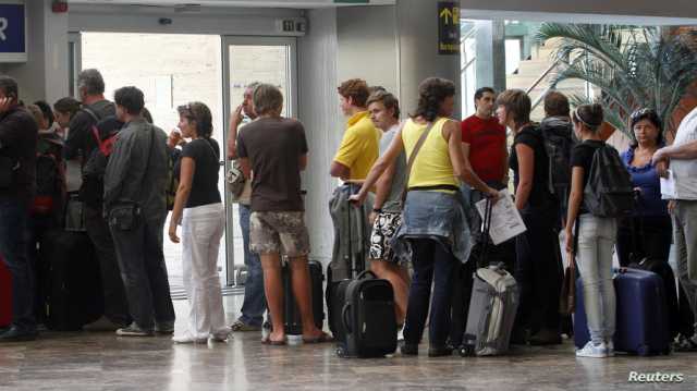 سرقوا أغراضا ثمينة من حقائب مسافرين.. القبض على عصابة موظفين في مطار إسباني