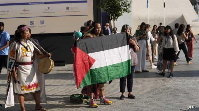 مشهد نادر في الإمارات.. لافتات ووقفة احتجاجية